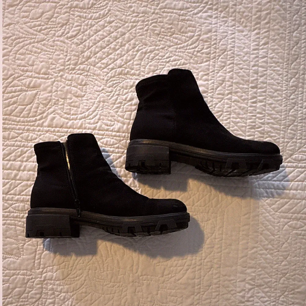 Unisa Black Suede Ankle Bootie Lug Sole Side Zip Women's Size 7.5M